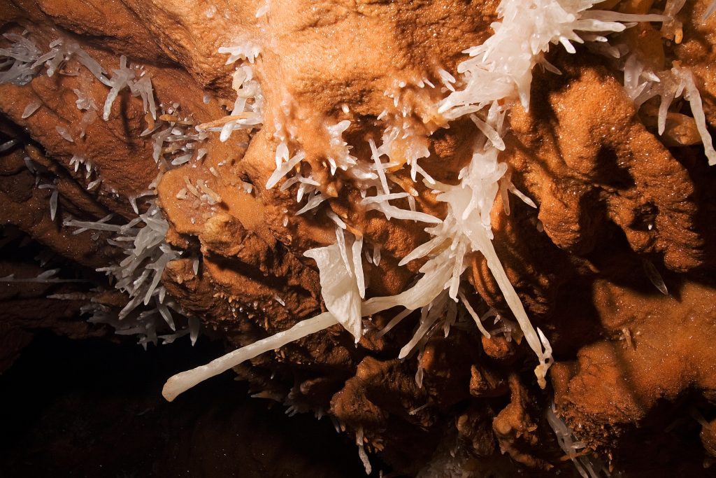 pestera-cu-cristale-farcu-padurea-craiului-cristale-3 pestera-cu-cristale-farcu-padurea-craiului-cristale-3