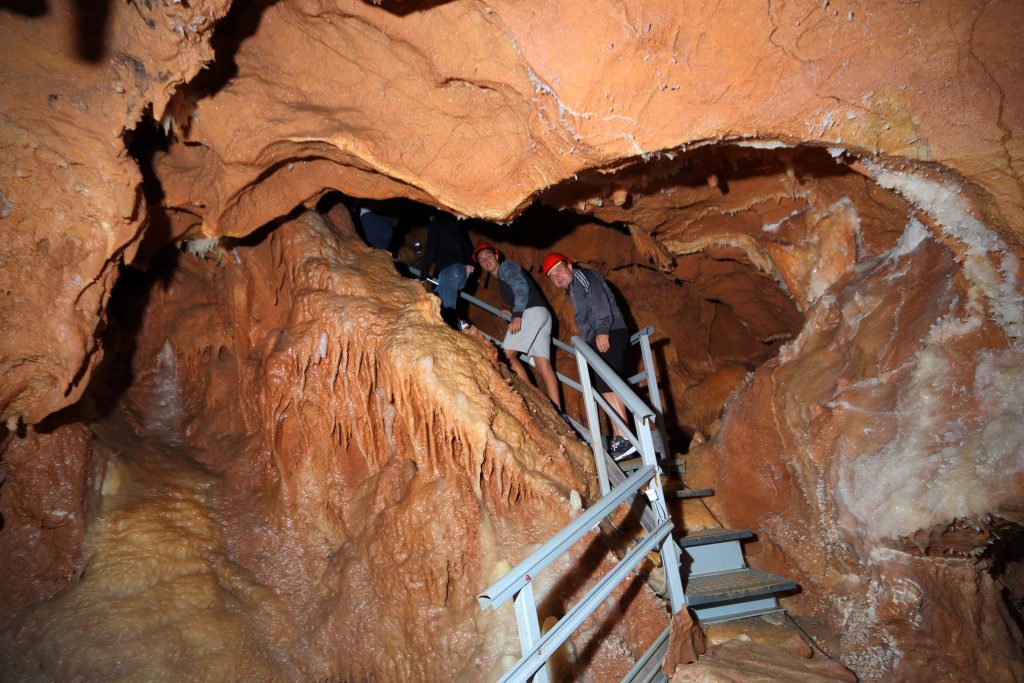 pestera-cu-cristale-farcu-valea-rosia-traseu-turistic-6 pestera-cu-cristale-farcu-valea-rosia-traseu-turistic-6